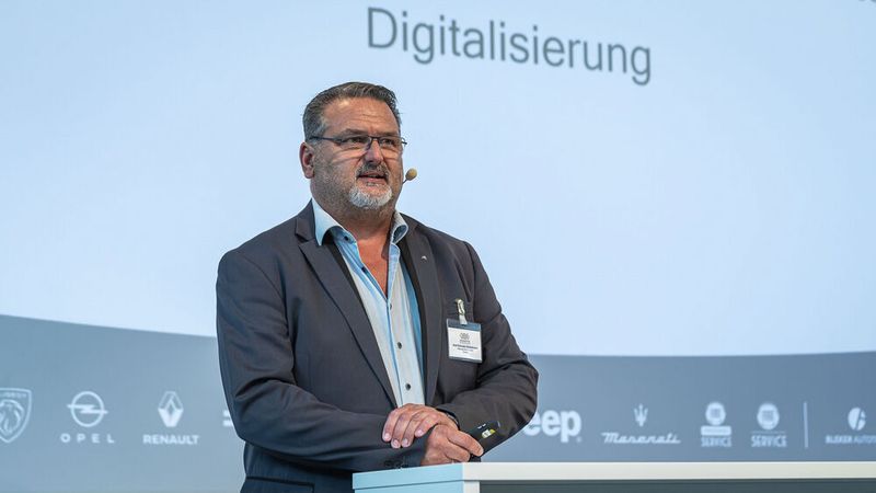 Axel Schulze Höckelmann, Spartenleiter Aftersales bei der Bleker-Gruppe, führt gerade ein neues Warenwirtschaftssystem in seinen Betrieben ein. Doch für die Automotive Business Days hatte er sich freigenommen und teilte seine Gedanken zur Digitalisierung mit dem Publikum. (Bild: Stefan Bausewein)