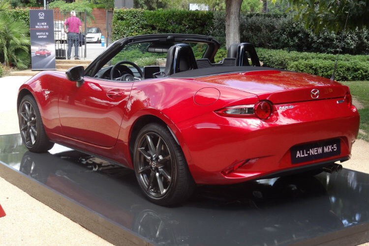 Die Käufer des neuen MX-5 können zwischen sieben Karosseriefarben auswählen. Ein Klassiker bei Mazda ist mittlerweile der Farbton Rubinrot Metallic. (Foto: Mazda)