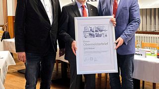 Stabwechsel bei der Kfz-Innung Stade: (v.li.) Obermeister Ulrich Tietjen, Ehrenobermeister Gerhard Wiebusch und Hans Hermann Vollmers, stellvertretender Obermeister. (Bild: Zietz)