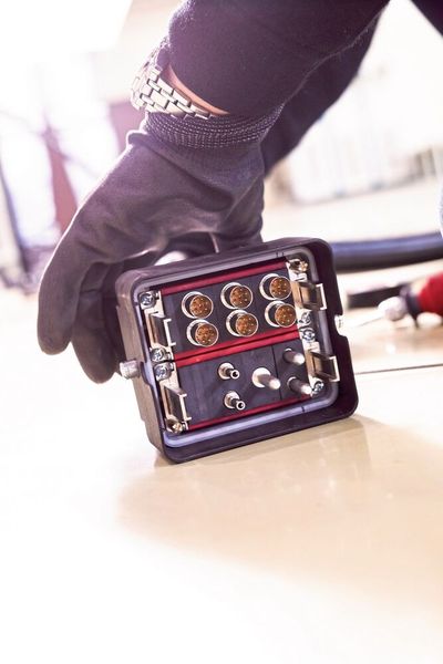 Die technische Verbindung muss entsprechend robust sein und vielen Steckzyklen standhalten. Die Konfiguration der Steckverbinder soll Datentransfer, Signalinformationen für die Mensch-Maschinen-Kommunikation (M2M), Druckluft- und Stromversorgung ermöglichen. (Bild: Stäubli/KOSF Smart Factory)