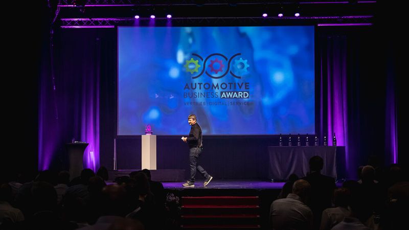 Martin Achter, Leiter Ressort „Management & Handel“ bei »kfz-betrieb«, moderierte die beiden Kategorien Vertrieb und Digitalisierung. (Bild: Stefan Bausewein)