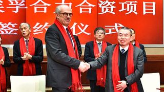 Wilhelm Rehm, Mitglied des Vorstandes bei ZF (Mitte) und YangAn Guo, Vice Chairman of the Board Anhui Heli, besiegeln ein JV der beiden Unternehmen, um gemeinsame Chancen im Markt für Gabelstapler zu nutzen. (ZF)
