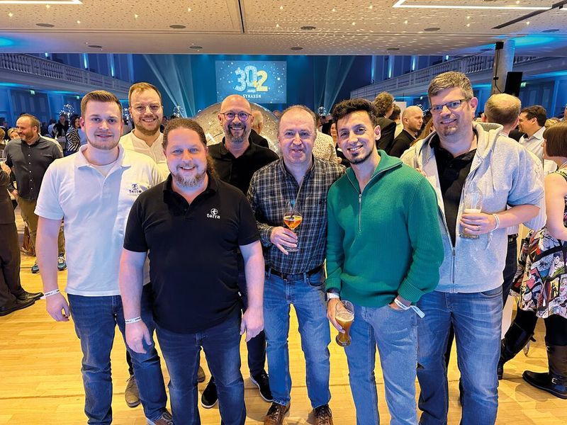 Michael Hase (mit dem Aperölchen, IT-BUSINESS) mit dem Wortmann-Team (Bild: Vogel IT-Medien)