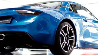 Von vorne, von hinten, von der Seite: Die „blaue Flunder“ steht im Mittelpunkt. (Renault)