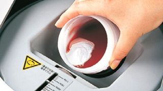 Abb.1: Handhabung des Thinky-Mischers (Bild: C3 Prozess- und Analysentechnik)