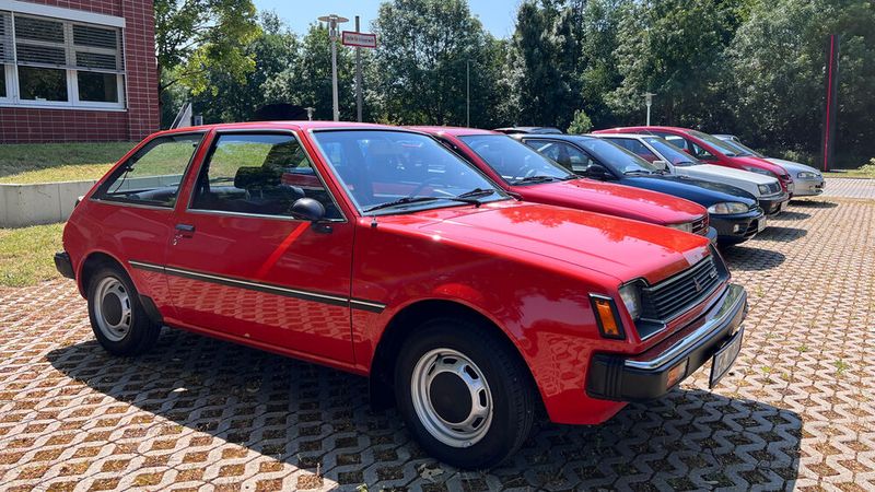 Der A150 (im Vordergrund) verfügt als einziger Pkw auf dem Markt über ein Vier-Gang-Getriebe mit Vorgelege, das sich in Economy-Position über eine längere und in Sport-Position über eine kürzere Übersetzung auszeichnet. (Bild: autodrom)