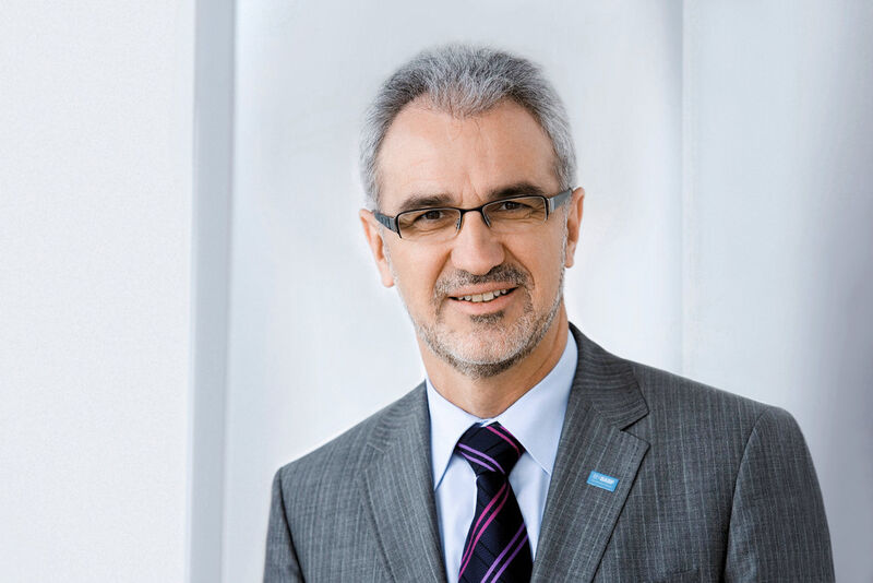 Dr. Harald Schwager, BASF-Vorstand: ?Die USA haben ihre Fördermengen in den letzten fünf Jahren so drastisch hochgeschraubt, dass der Erdgaspreis dort in der Spitze um bis zu 80 Prozent gesunken ist. Wir müssen den Tatsachen ins Auge sehen: Derzeit bezahlen wir in Europa für Erdgas etwa vier- bis fünfmal so viel wie in den USA. Das  bedeutet deshalb auch verschärfte Konkurrenz für die europäischen Standorte,? (Bild: BASF)