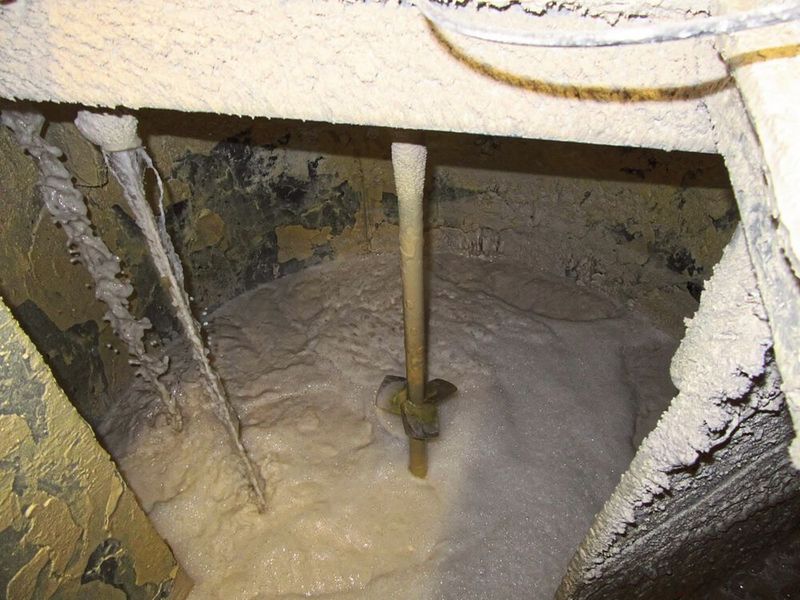 Blick in den Kalkmilchbehälter. Links vom Mischer befindet sich Stabsonde, an der sich auch nach längerem Betrieb nur wenig Kalk ablagert. (Bild: IPF Electronic)