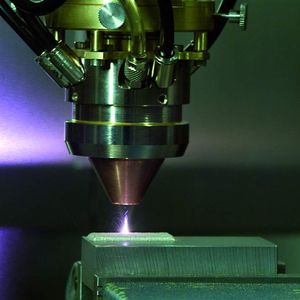 Bild 2: Beim Prozess des präzisen Laser-Auftragschweißens mit koaxialer Pulverzufuhr sind Raupenbreiten zwischen 0,8 und 2,0 mm und Schichtdicken zwischen 0,2 und 1,0 mm möglich.