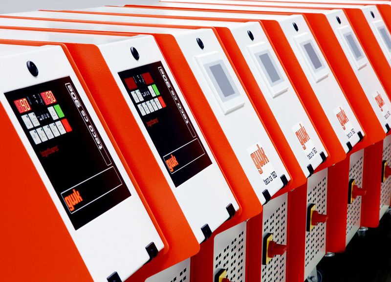 Temperiergeräte der Serie teco cs stehen in zwei Ausführungen zur Verfügung: Ein kostengünstiges Einstiegsmodell (Version e) und eine besonders ökonomische Lösung (Version t) mit Touchscreen. (Bild: gwk)
