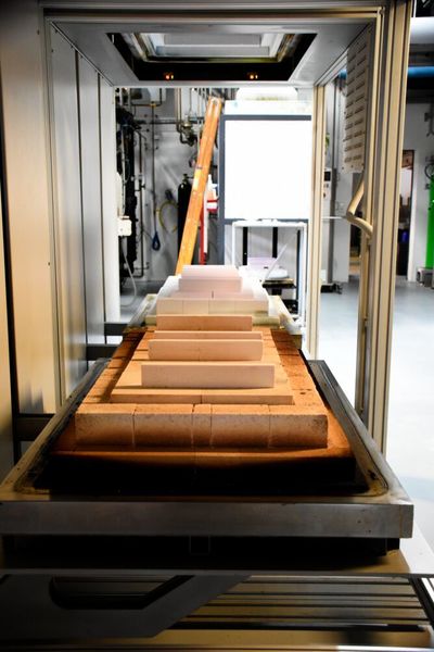 Die Öfen zum thermischen Entbindern sind etwas zu groß für die kleinen Bauplatten aus dem 3D-Drucker. (Simone Käfer)