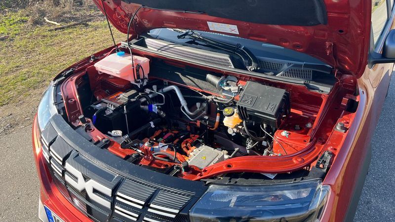 3. Der Motorraum: ... bietet viel Luft, trotzdem ist kein Frunk untergebracht. (Bild: Simon – VCG)