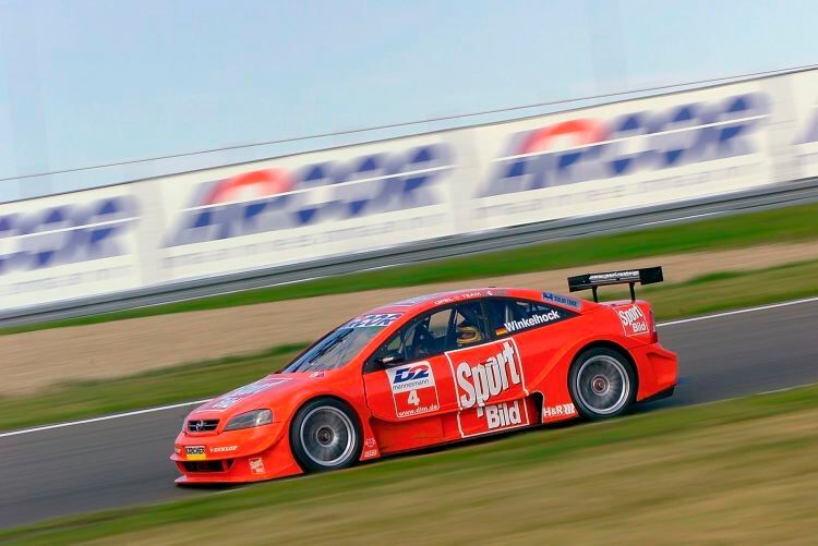 Nachdem die „alte“ DTM beziehungsweise die ITC 1996 implodiert war, hob man im Jahr 2000 die „neue“ DTM, die sogenannte Deutsche Tourenwagen-Masters, aus der Taufe. Opel hatte für die Neuauflage der bekannten Rennserie unter anderem Joachim Winkelhock verpflichtet. (Bild: Opel)