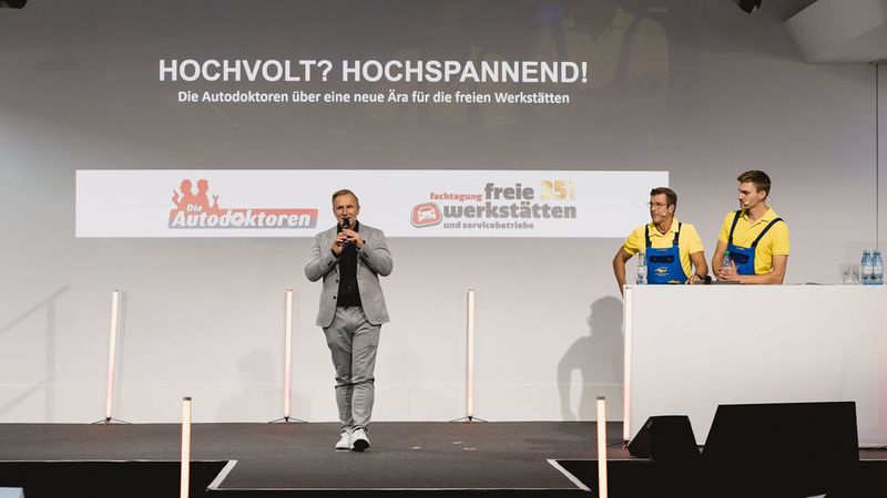 Das Highlight des Tages: Die als „Autodoktoren“ bekannten Holger Parsch und sein Kollege Robin Schürer machten Mut zur Elektromobilität. Sie nahmen die Teilnehmer mit praxisnahen Fällen aus Ihrem Alltag mit unter die Haube moderner Stromer. Produzent Lars Faust (li.) ergänzte die Ausführungen der beiden mit aktuellen Marktzahlen.    (Bild: Stefan Bausewein)