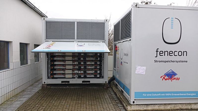 Lagerung und Nutzung in einem: E-Auto-Batterien können zur stationären Energiespeicherung genutzt werden, wie hier bei Auto-Ruhfass in Vohburg.(Bild:  Rosenow – VCG)