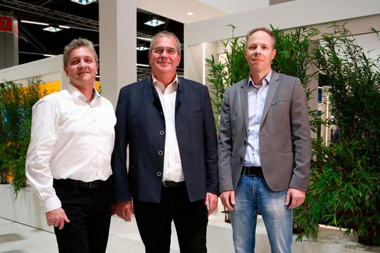 Deep Learning für Machine Vision: B&R, MVTec und Hailo feiern ihre erfolgreiche Zusammenarbeit auf der SPS 2022. Deep Learning für Machine Vision: B&R, MVTec und Hailo feiern ihre erfolgreiche Zusammenarbeit auf der SPS 2022.