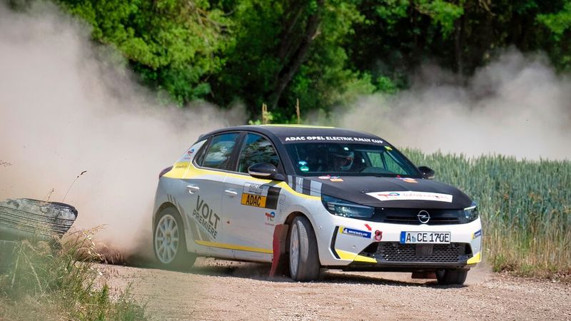 Der Markenpokal findet im Rahmen konventioneller Rallyes statt, hat sein eigenes Reglement und fährt nicht jede Wertungsprüfung mit, die die Verbrenner absolvieren müssen. (Bild: Opel)