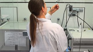 Dr. Jessy Schönfelder vor dem Gasmessstand (l.) und einem Referenzgerät für die Gasanalytik (r.). (Fraunhofer MEOS)