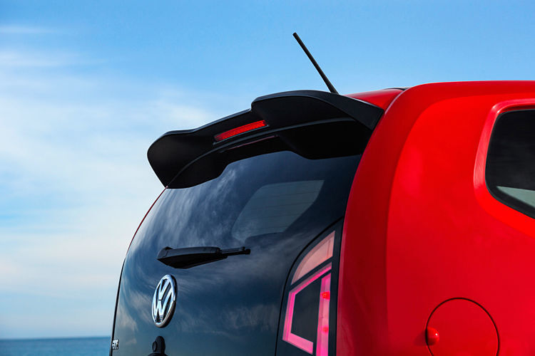Der größere Dachkantenspoiler am Heck soll für mehr Abtrieb sorgen und verlängert optisch die Dachlinie. (VW)