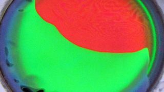 Ein photonischer Sensor aus nanoporösem Silizium zeigt durch einen Farbwechsel den Austausch von Wasser in den Nanoporen mit Ethanol an. Nach dem gleichen Prinzip sollen Wundinfektionen angezeigt werden. (Bild: G. Schulte, H. Schönherr, N. Voelcker, et al.)