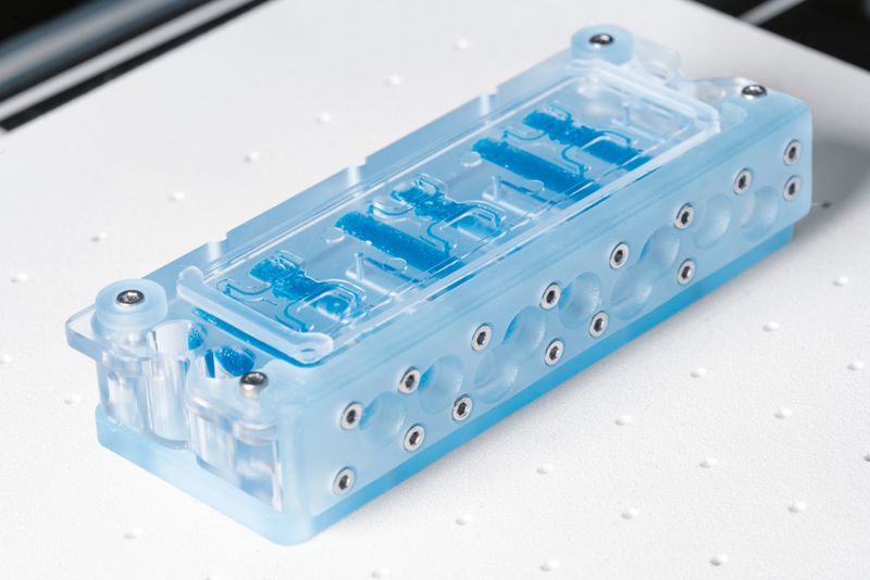 Der Mikrofluidik-Chip: ein Diffusion Bonded Manifold mit präzisen Kanalstrukturen. (Bild: Festo)