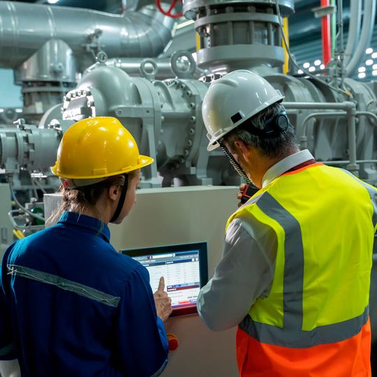 Eine Technikerin und ihr Kollege in der Produktion Eine Technikerin und ihr Kollege in der Produktion