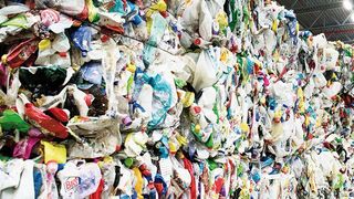 Dieser Müllberg landet, wie viele andere auch, schon mal nicht im Meer. Dafür sorgt das Recyclingunternehmen QCP. Seine Eingangsware bezieht QCP aus den Gelbe-Sack-Sammlungen in Deutschland und dem Pendant dazu aus den Niederlanden, um sie sachgerecht aufzuarbeiten. Um eine objektive Diskussion zum Thema Kunststoffrecycling und Abfallvermeidung anzuregen, legen die Veranstalter der K-2019 in Düsseldorf einen besonderen Fokus auf die Möglichkeiten der geschlossenen Kreislaufwirtschaft mit Kunststoff„abfällen“. (QCP)