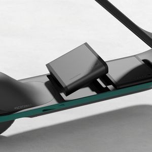 Clever gelöst: der zweiteilige Quick-Release-Akku im Fahrzeugboden.(Bild:  Scotsman)