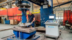 Beim Kaltumormen von Blechteilen für den Schiffbau musste man sich bisher auf die Expertise von Fachleuten verlassen, um Gutteile zu erhalten. Das ging aber nicht ohne Produktionsunterbrechungen. Am Fraunhofer IOF arbeitet man deshalb an der Digitalisierung ... (Bild: Fraunhofer IOF)