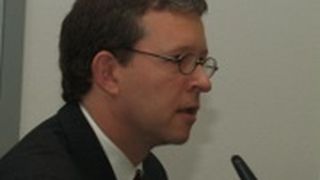 Dr. Tim Veil, Vorstand Car-Garantie, bei der Automechanika 2010 in Frankfurt. (Archiv: Vogel Business Media)