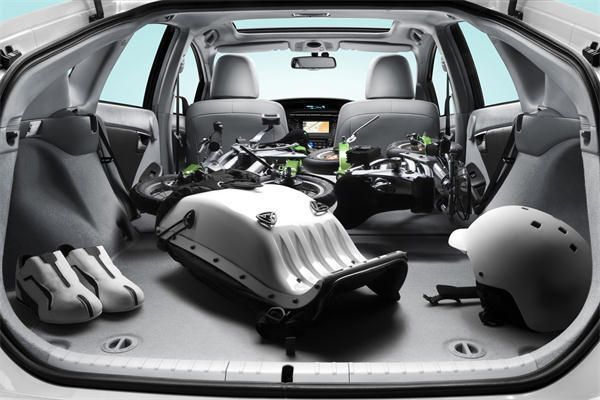 Klappt man die Rücksitze um, bietet der neue Prius selbst für sperrige Freizeitgegenstände genügend Platz. (Archiv: Vogel Business Media)