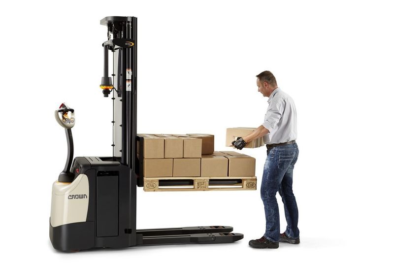 Der Quickpick Remote Handschuh dient jetzt auch als Fernbedienung für einfaches und schnelles Heben und Senken. (Bild: Crown)