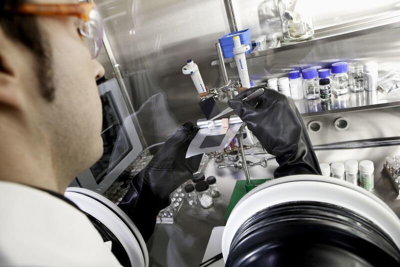 Chemielaborant Christian Saffert baut in einer Glove-box eine Lithium-Ionen-Testbatterie zusammen. Mit ihr werden verschiedene neuartige Kathodenmaterialien untersucht.  (Bild: BASF)