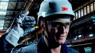 Gehörschutzstöpsel im Industrie-Einsatz: einfaches Einsetzen trotz Schutzhandschuhe. (3M)