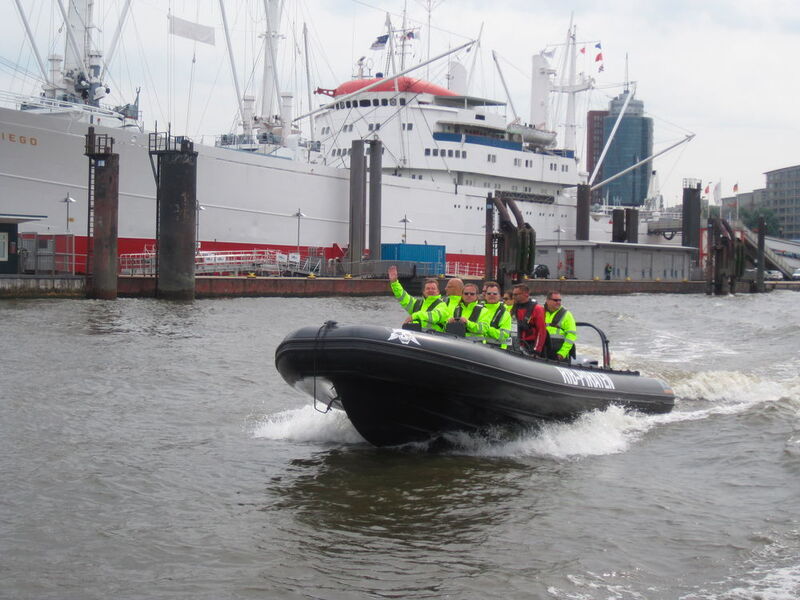Zwei Speedboote starteten erst gemütlich aufgrund der Geschwindigkeitsbegrenzung im Hamburger Hafen. (Vogel IT-Medien GmbH)