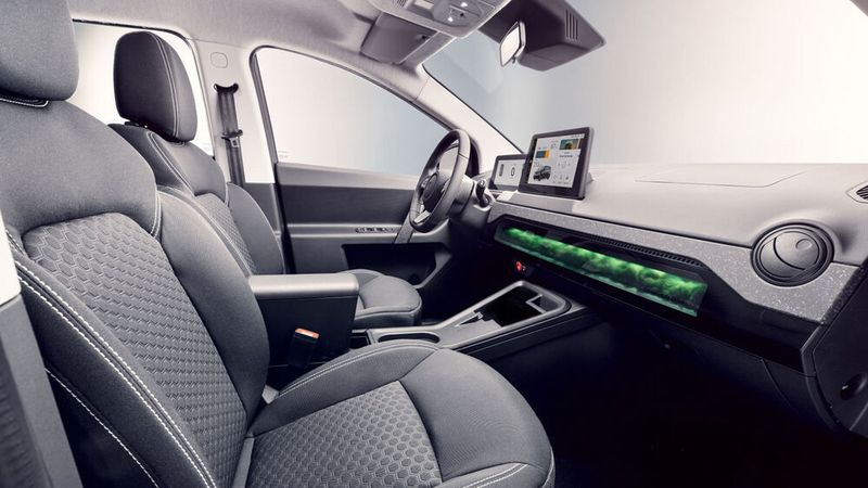 Im Innenraum bleibt das Moos als Filter für die Lüftung erhalten. Überarbeitet wurden Lenkrad und Sitze.  (Bild: Sono Motors)