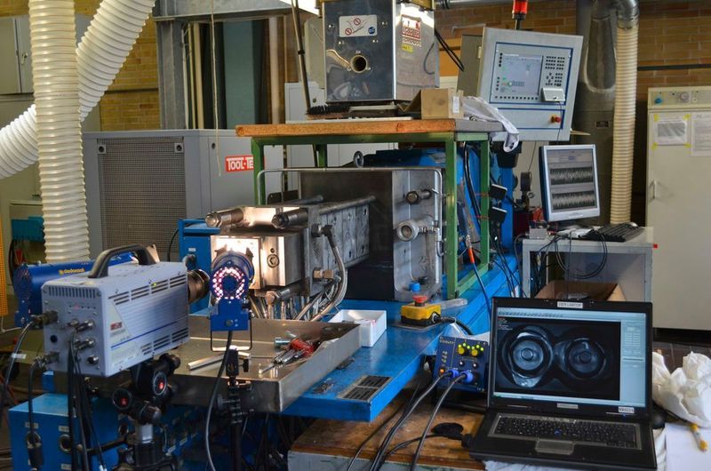 Versuchsaufbau zur Visualisierung der plastischen Deformation von Kunststoffgranulat. (Fraunhofer LBF)