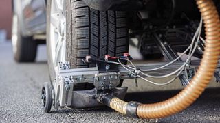 Ein Continental-Messfahrzeug sammelt mithilfe eines speziellen Staubsaugers die hinter einem angetriebenen Rad auftretenden Partikel im Realbetrieb. (Bild: Continental)