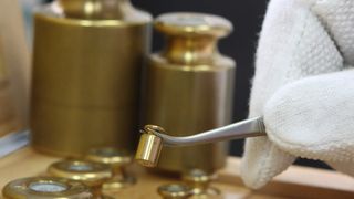 Wer auf der Waage steht, hat vielleicht nichts dagegen, wenn sie nach unten hin abweicht. Industrielle Messgeräte dagegen müssen das Gewicht (bzw. die Masse) genau angeben. Bei Atlas Copco können Betriebe entsprechende Messmittel kalibrieren lassen, um den Ansprüchen ihrer Kunden zu genügen. (Bild: Atlöas Copco Tools)