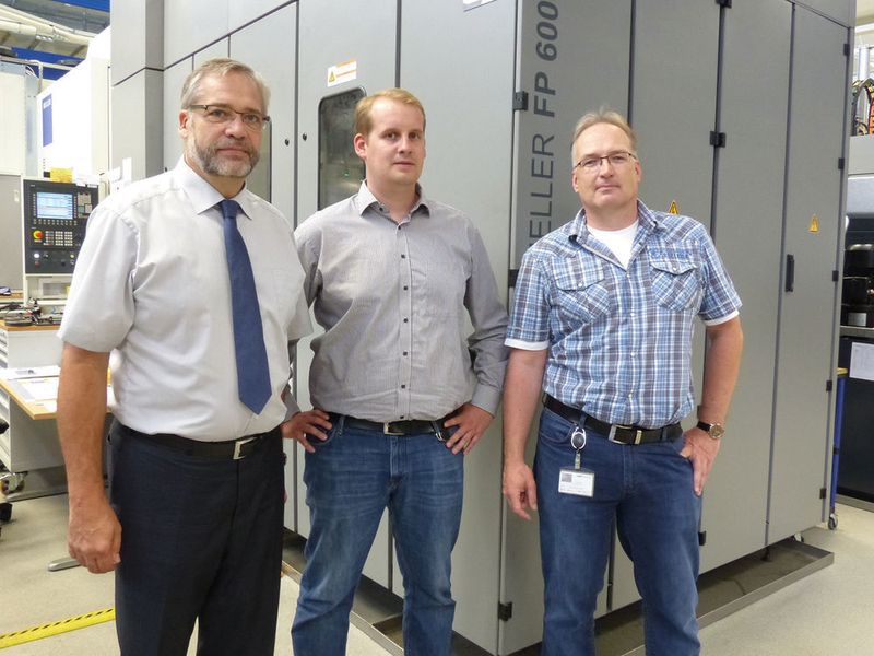 Ulrich Rönner, Nicolas Warnken und Klaus Dresel (v. l. n. r.): «Wesentlich für diese enormen Einsparungen sind einerseits weniger Aufspannungen durch die 5. Achse und höhere Schnittwerte, die man fahren kann. Andererseits liegt es aber auch am Gesamtpaket wie Automation und neue Werkzeugtechnologien, dass die Prozesse so optimiert werden konnten.»  (Heller)