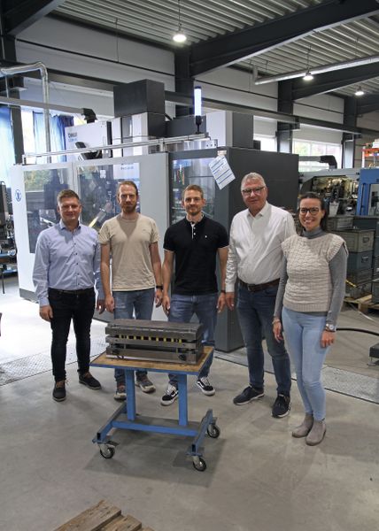 V.l.n.r.: Eric Brendel (Meusburger), Fabian Kohel und Matthias Köstler (beide Hirsch), Axel Pross (Meusburger) sowie Frauke Finus (leitende Redakteurin Blechnet). (Bild: Hirsch)