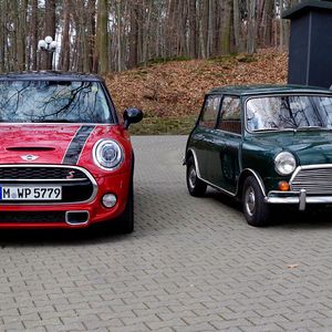 Die Jahrzehnte haben den Mini ein wenig in die Breite gehen lassen – ähnlich sieht er seinem Urahn aber noch immer.