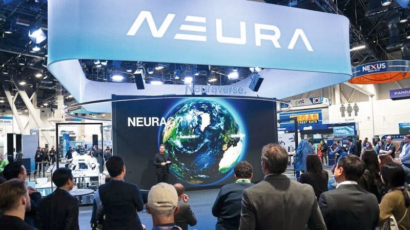 Neura auf der CES 2026: Mit 4NE1, 4NE1 Mini und einem vierbeinigen Roboter zeigt das Unternehmen in Las Vegas, wie das Neuraverse Roboterwissen und Anwendungen über Geräte hinweg teilen soll. (Bild: Neura Robotics)