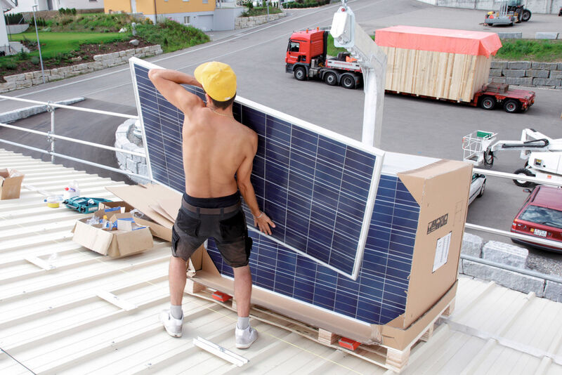 2106 Module: Von Hand wurden die Photovoltaikmodule auf fünf Dächer der Kistenfabrik verlegt. (Bilder: Wegmüller)