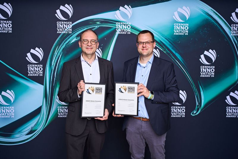 v.l.n.r. Dr. Joachim Franz Kastner, Program Manager, und Stefan Oermann, Vice President Global Market Management nehmen den Preis in Berlin entgegen(Bild:  Grand Visions)