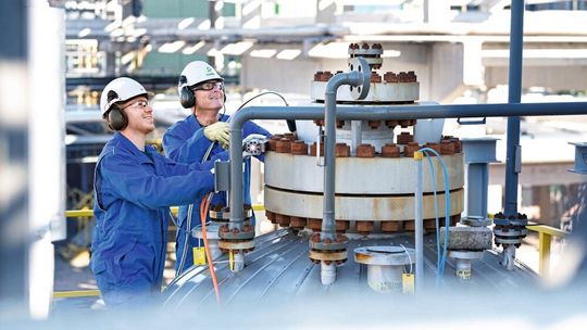Bilfinger ist auch in der Instandhaltungsbranche erfolgreich – zum Beispiel in den Branchen Chemie und Petrochemie. Konjunkturelle Herausforderungen erhöhen die Nachfrage nach einer Predictive Maintenance.(Bild:  Quelle: Bilfinger)
