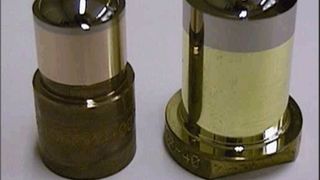 Der Galvanisierprozess erfordert eine Vielzahl an Bädern, um eine Nickel-Phosphor-Oberfläche an hochpräzisen Formen für optische Produkte zu erzeugen. 
     Bilder:PGE (Archiv: Vogel Business Media)