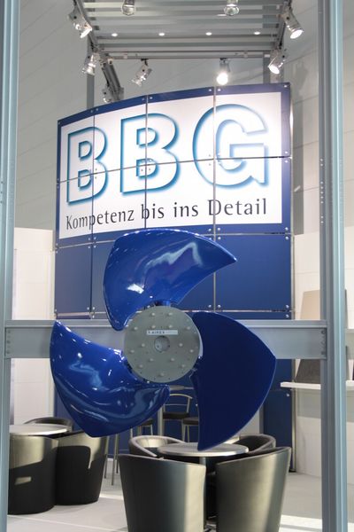 BBG auf der Composites Europe 2015: Mit dabei ist dieser Leichtbau-Industrie-Ventilator, der das Messeareal zu dominieren scheint. (Bild: BBG)