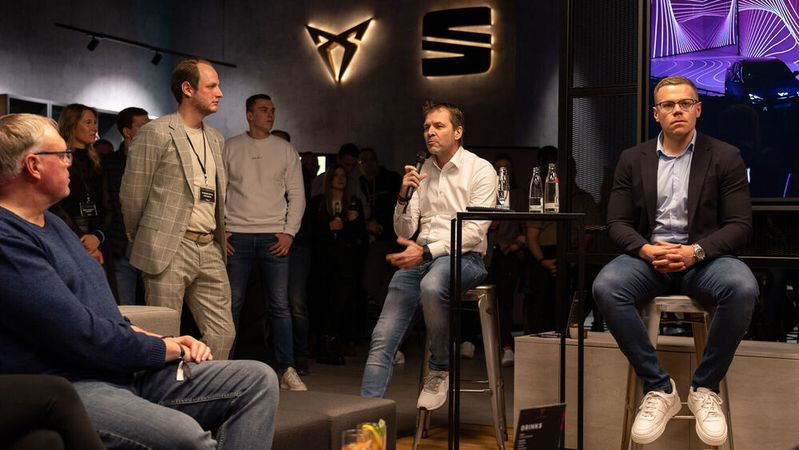 Erläuterungen zur neuen Cupra Garage (v.l.): Geschäftsführer Christoph Häuser mit Andreas Wunderlin, Gebietsleiter bei Seat Deutschland, und Sam-Vincent Graef, Gebietsleiter Flotte bei Seat Deutschland(Bild:  Matthias Trupp)