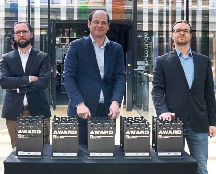 Georg Knauer (Mitte), Projektleiter Blechexpo/Schweisstec bei Schall, präsentiert gemeinsam mit Benedikt Hofmann (links), Chefredakteur MM Maschinenmarkt, und Sascha Ikas, Projektmanager MM Maschinenmarkt, den „best-Award“ 2023.